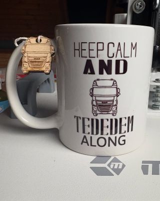 Tento hrnecek je víc než jen obyčejný doplněk – je to osobní a promyšlený dárek, který kombinuje kvalitní potisk s...