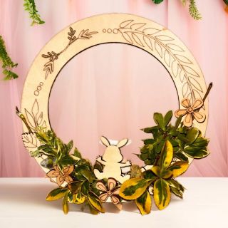 Pamatujete na naše velikonoční věnečky? Jsou znovu k mání! 🐇Za 220,- máte krásný dřevěný věneček o průměru 20 cm s otvory...