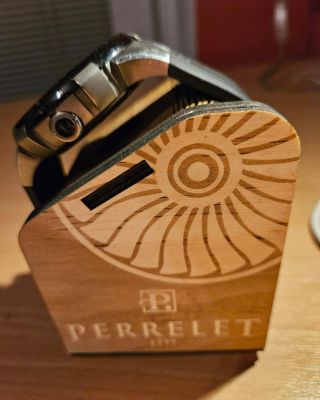 Stojánky na hodinky stále v kurzu. Základni stojánek najdete na eshopu. Pokud máte požadavek na speciální gravírování...